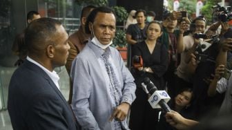 Tenaga Ahli PD Pasar Jaya, Rosario De Marshall alias Hercules berjalan keluar usai memenuhi panggilan Komisi Pemberantasan Korupsi (KPK) di Gedung Merah Putih KPK, Jakarta, Kamis (19/1/2023). [Suara.com/Alfian Winanto]