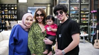 10 Momen Bunda Corla datang ke Rumah Atta dan Aurel, Wajah Ameena Jadi Perhatian saat Digendong