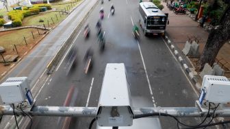 Sejumlah kendaraan bermotor melintas di bawah alat sistem jalan berbayar elektronik atau Electronic Road Pricing (ERP) di Jalan Medan Merdeka Barat, Jakarta Pusat, Kamis (19/1/2023). [Suara.com/Alfian Winanto]