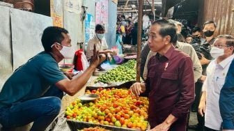 Blusukan ke Pasar Airmadidi, Jokowi Pastikan Harga Bahan Pokok di Sulut Masih Stabill