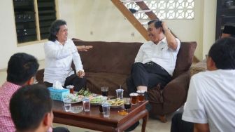 Santainya Cak Nun Saat Merokok depan Luhut yang Disebutnya Si 'Haman'