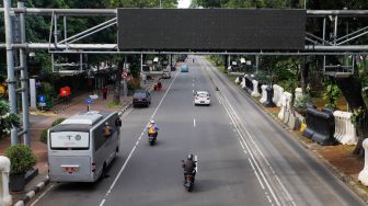 Sejumlah kendaraan bermotor melintas di bawah alat sistem jalan berbayar elektronik atau Electronic Road Pricing (ERP) di Jalan Medan Merdeka Barat, Jakarta Pusat, Kamis (19/1/2023). [Suara.com/Alfian Winanto]