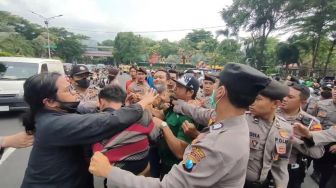 Sidang Lanjutan Tragedi Kanjuruhan, Sempat Muncul Aksi Tapi Dibubarkan Bonek