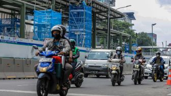Pekerja menyelesaikan pembangunan Halte TransJakarta di kawasan Jalan Gajah Mada, Jakarta Pusat, Jumat (20/1/2023). [Suara.com/Alfian Winanto]