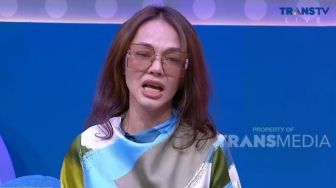 5 Potret Bunda Corla yang Diisukan Transgender Justru Manglingi Selama di Indonesia, Jadi Muda dan Elegan Banget!