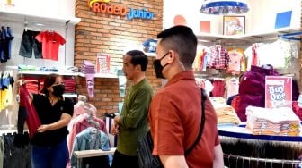 Kunjungi Mall di Manado, Jokowi Borong Baju Anak-Anak Buatan Lokal