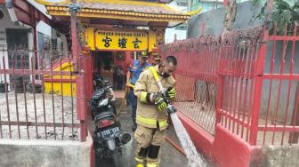 Jelang Imlek, Pemkot Jakbar Bersihkan Wihara Dharma Bhakti di Petak Sembilan