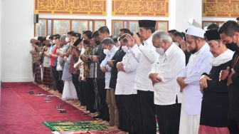 Jokowi Bakal Salat Zuhur Berjamaah Bareng Ketum Parpol Pemerintah: Gus Miftah Jadi Imam, Pasha Ungu Muazin