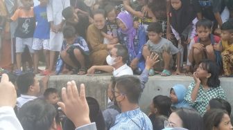 Heru Budi Ramai Dikerubungi Emak-emak saat Sambangi Kali Baru, Ada yang Tak Tahu Anies Sudah Lengser