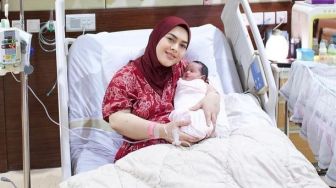 6 Potret Baby RM, Anak ke-3 Aisyahrani yang Namanya Diumumkan Setelah Berusia 40 Hari, Kok Bisa?