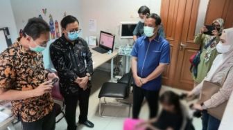 Gubernur Sulawesi Selatan Andi Sudirman Jenguk Pasien Anak Kelainan Jantung di RSCM Jakarta