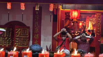 Warga keturunan Tionghoa melaksanakan sembahyang saat malam Tahun Baru Imlek di Vihara Dhanagun, Kota Bogor, Jawa Barat, Sabtu (21/1/2023). [ANTARA FOTO/Arif Firmansyah/aww]