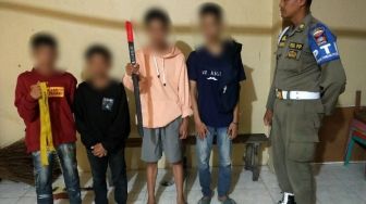 4 Pelajar Bawa Samurai Ditangkap Satpol PP Padang, Diduga Bakal Tawuran