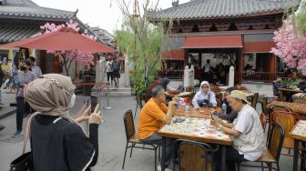 Warga mengunjungi Pecinan Pantjoran di Pantai Indah Kapuk (PIK) 1, Jakarta Utara, Minggu (22/1/2023). [Suara.com/Alfian Winanto]
