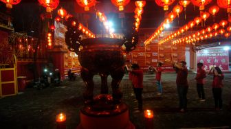 Warga keturunun Tionghoa melakukan sembahyang malam Tahun Baru Imlek di Kelenteng Hok Ie Kiong, Slawi, Kabupaten Tegal, Jawa Tengah, Sabtu (21/1/2023).  [ANTARA FOTO/Oky Lukmansyah/aww]