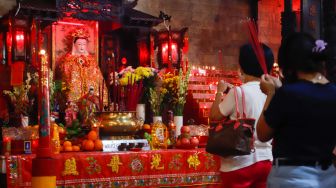 Warga Tionghoa melakukan ibadah Imlek di Wihara Amurva Bhumi, Kuningan, Jakarta Selatan, Minggu (22/1/2023). [Suara.com/Alfian Winanto]