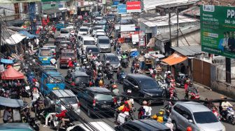 Sejumlah kendaraan wisatawan melintas di Jalan Raya Puncak, Cisarua, Kabupaten Bogor, Jawa Barat, Minggu (22/1/2023). [ANTARA FOTO/Yulius Satria Wijaya/aww]