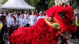 Presiden Joko Widodo (kedua kanan) didampingi Ibu Negara Iriana Joko Widodo (ketiga kiri) dan Ketua DPR Puan Maharani (kedua kiri) serta sejumlah tokoh nasional mengikuti jalan sehat dalam rangka menuju satu abad Nahdlatul Ulama (NU) di Solo, Jawa Tengah, Minggu (22/1/2023). [ANTARAFOTO/Maulana Surya/aww]