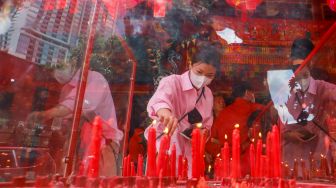 Warga Tionghoa melakukan ibadah Imlek di Wihara Amurva Bhumi, Kuningan, Jakarta Selatan, Minggu (22/1/2023). [Suara.com/Alfian Winanto]