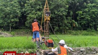 UGM Ambil Sampel Struktur Tanah Jalan Ambles di Bantul