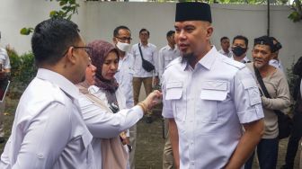 Ahmad Dhani Makan di Pinggir Jalan, Kena Sentil Cari Muka Buat Pemilu Mendatang