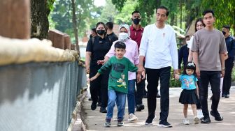 Iriana Jokowi Pakai Sepatu Branded Saat Ajak Cucu Liburan, Harganya Hampir 5 Kali Lipat UMK Solo!
