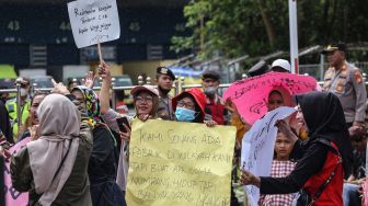 Sejumlah warga membawa poster dalam aksi unjuk rasa di depan Gudang Lazada, Jatijajar, Depok, Jawa Barat, Senin (23/1/2023). [ANTARA FOTO/Asprilla Dwi Adha].