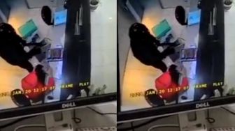 Beraksi Pas Salat Jumat, Perampok Kantor BRI Terekam CCTV Ancam Karyawan Pakai Parang