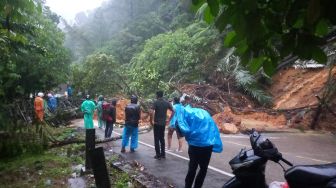 Padang Diguyur Hujan Deras, Sitinjau Lauik Longsor dan Jalan Solok-Padang Macet Total