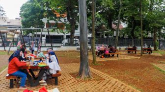 Warga berwisata di Tebet Eco Park, Jakarta Selatan, Senin (23/1/2022).  [Suara.com/Alfian Winanto]