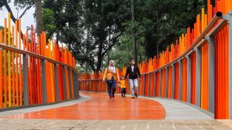 Warga berwisata di Tebet Eco Park, Jakarta Selatan, Senin (23/1/2022).  [Suara.com/Alfian Winanto]