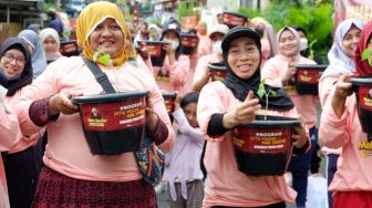 Bersama Ratusan Warga Warakas, Relawan Mak Ganjar Sebar 500 Pohon Cabai