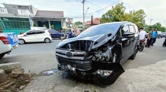 Kronologi Kecelakaan Mobil Anggota Dewan Tabrak Gerobak