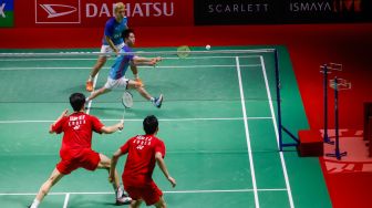 Pebulu tangkis ganda putra Indonesia Marcus Gideon dan Kevin Sanjaya saat bertanding melawan ganda putra Korea Kang Min Hyuk dan Seo Seung Jae dalam babak kualifikasi Daihatsu Indonesia Master 2023 di Istora Senayan, Jakarta Pusat, Selasa (24/1/2023). [Suara.com/Alfian Winanto]