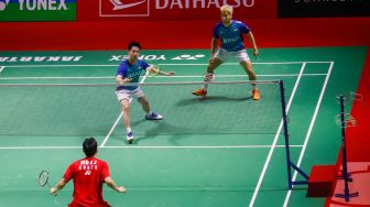 Pebulu tangkis ganda putra Indonesia Marcus Gideon dan Kevin Sanjaya saat bertanding melawan ganda putra Korea Kang Min Hyuk dan Seo Seung Jae dalam babak kualifikasi Daihatsu Indonesia Master 2023 di Istora Senayan, Jakarta Pusat, Selasa (24/1/2023). [Suara.com/Alfian Winanto]