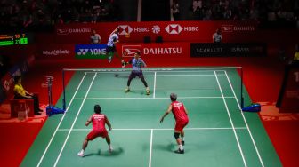 Pebulu tangkis ganda putra Indonesia Fajar Alfian dan Muhammad Rian Ardianto saat bertanding melawan sesama ganda Putra Indonesia Pramudya Kusumawardana dan Yeremi Rambitan dalam babak kualifikasi Daihatsu Indonesia Masters 2023 di Istora Senayan, Jakarta Pusat, Selasa (24/1/2023). [Suara.com/Alfian Winanto]