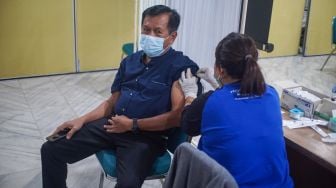 Warga mendapatkan vaksinasi booster Covid-19 kedua di Kantor Wali Kota Jakarta Timur, Selasa (24/1/2023). [Suara.com/Alfian Winanto]