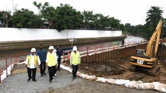 Presiden Joko Widodo didampingi Menteri PUPR Basuki Hadi Muljono dan Pj Gubernur DKI Jakarta Heru Budi Hartono meninjau proyek pembangunan sodetan Kali Ciliwung di Jakarta, Selasa (24/1/2023). [Foto: Kris - Biro Pers Sekretariat Presiden]