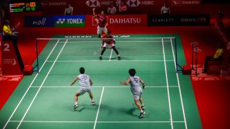 Pebulu tangkis ganda putra Indonesia Mohammad Ahsan dan Hendra Setiawan saat bertanding melawan ganda putra Jepang Akira Koga dan Taichi Saito dalam babak kualifikasi Daihatsu Indonesia Masters 2023 di Istora Senayan, Jakarta Pusat, Selasa (24/1/2023).