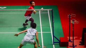 Pebulu tangkis ganda putra Indonesia Mohammad Ahsan dan Hendra Setiawan saat bertanding melawan ganda putra Jepang Akira Koga dan Taichi Saito dalam babak kualifikasi Daihatsu Indonesia Masters 2023 di Istora Senayan, Jakarta Pusat, Selasa (24/1/2023).