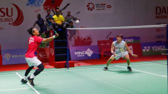 Pebulu tangkis ganda putra Indonesia Mohammad Ahsan dan Hendra Setiawan saat bertanding melawan ganda putra Jepang Akira Koga dan Taichi Saito dalam babak kualifikasi Daihatsu Indonesia Masters 2023 di Istora Senayan, Jakarta Pusat, Selasa (24/1/2023).