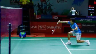 Pebulu tangkis ganda putri Indonesia Apriyani Rahayu saat bertanding melawan ganda putri China Taipei Chang Ching Hui dan Yang Ching Tun dalam babak 32 besar Daihatsu Indonesia Masters 2023 di Istora Senayan, Jakarta Pusat, Rabu (25/1/2023). [Suara.com/Alfian Winanto]