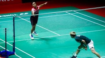 Pebulu tangkis tunggal putra Indonesia Anthony Sinisuka Ginting saat bertanding melawan tunggal putra Hongkong Lee Cheuk Yiu dalam babak 32 besar Daihatsu Indonesia Masters 2023 di Istora Senayan, Jakarta Pusat, Rabu (25/1/2023). [Suara.com/Alfian Winanto]