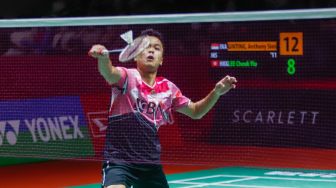 Pebulu tangkis tunggal putra Indonesia Anthony Sinisuka Ginting saat bertanding melawan tunggal putra Hongkong Lee Cheuk Yiu dalam babak 32 besar Daihatsu Indonesia Masters 2023 di Istora Senayan, Jakarta Pusat, Rabu (25/1/2023). [Suara.com/Alfian Winanto]