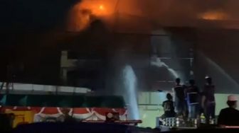 Gedung Biro SDM Polda Kalimantan Selatan Terbakar, Petugas Masih Berupaya Padamkan Api