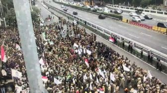 Tuntut Kesejahteraan, Seribu Lebih Perangkat Desa Tasikmalaya Pergi Demo ke Gedung Parlemen di Jakarta