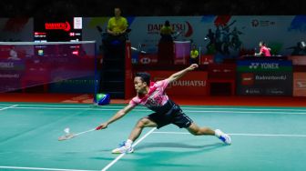 Pebulu tangkis tunggal putra Indonesia Anthony Sinisuka Ginting saat bertanding melawan tunggal putra Hongkong Lee Cheuk Yiu dalam babak 32 besar Daihatsu Indonesia Masters 2023 di Istora Senayan, Jakarta Pusat, Rabu (25/1/2023). [Suara.com/Alfian Winanto]