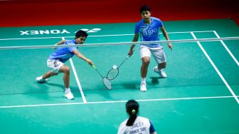 Pebulu tangkis ganda putri Indonesia Apriyani Rahayu dan Siti Fadia Silva Ramadhanti saat bertanding melawan ganda putri China Taipei Chang Ching Hui dan Yang Ching Tun dalam babak 32 besar Daihatsu Indonesia Masters 2023 di Istora Senayan, Jakarta Pusat, Rabu (25/1/2023). [Suara.com/Alfian Winanto]