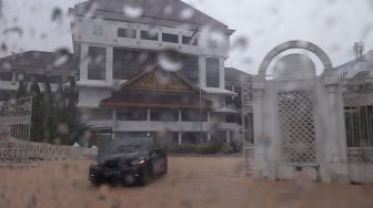 Hujan Tak Berhenti, Batam Banjir Sampai Jalan di Kantor Wali Kota Tergenang Air
