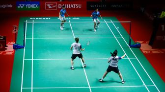 Pebulu tangkis ganda putri Indonesia Apriyani Rahayu dan Siti Fadia Silva Ramadhanti saat bertanding melawan ganda putri China Taipei Chang Ching Hui dan Yang Ching Tun dalam babak 32 besar Daihatsu Indonesia Masters 2023 di Istora Senayan, Jakarta Pusat, Rabu (25/1/2023). [Suara.com/Alfian Winanto]